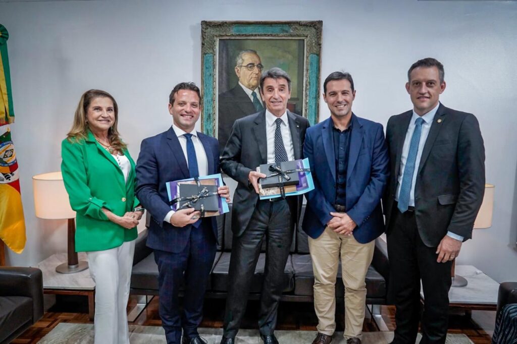Marta e Eduardo na Frente Parlamentar CEOs do Festuris Gramado oficializam convite ao embaixador e ao cônsul da Itália