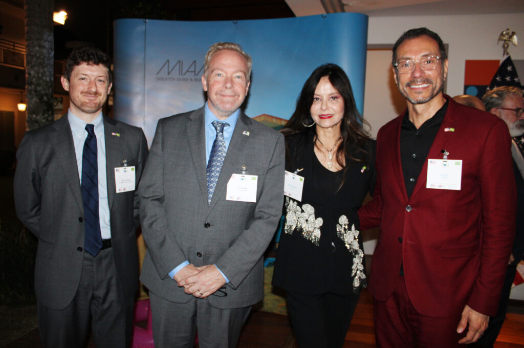 Nathan Traurig e David Hodge do Consulado dos EUA com Carolyn Corrigan e Dan Rios de Miami 1 Cônsul-geral dos EUA recebe Sales Mission de Miami em sua residência oficial; veja fotos