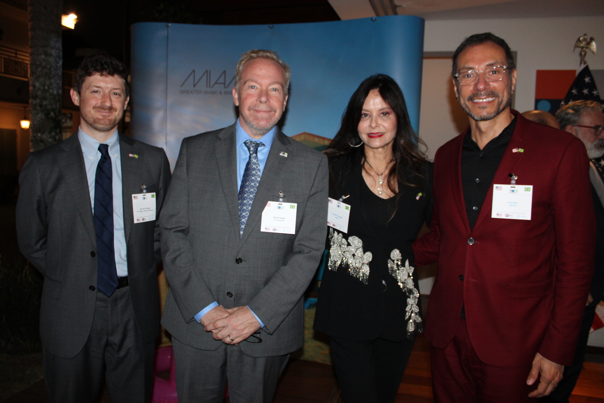 Nathan Traurig e David Hodge, do Consulado dos EUA, com Carolyn Corrigan e Dan Rios, de Miami Nathan Traurig e David Hodge, do Consulado dos EUA, com Carolyn Corrigan e Dan Rios, de Miami