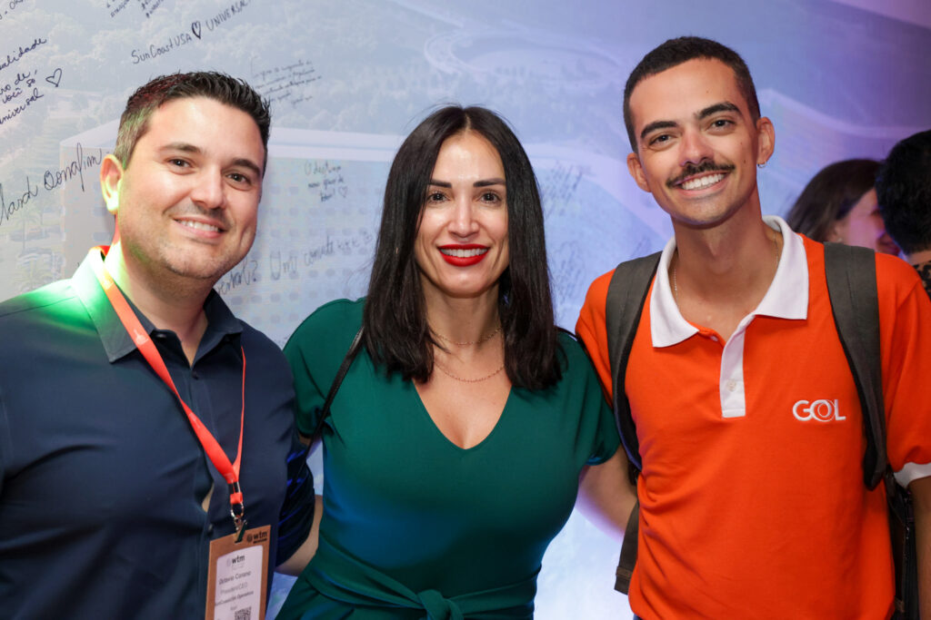 Octávio Corano e Sandrine Oliveira, da SuncostUSA, e Vinicius Batista, da Gol Octávio Corano e Sandrine Oliveira, da SuncostUSA, e Vinicius Batista, da Gol