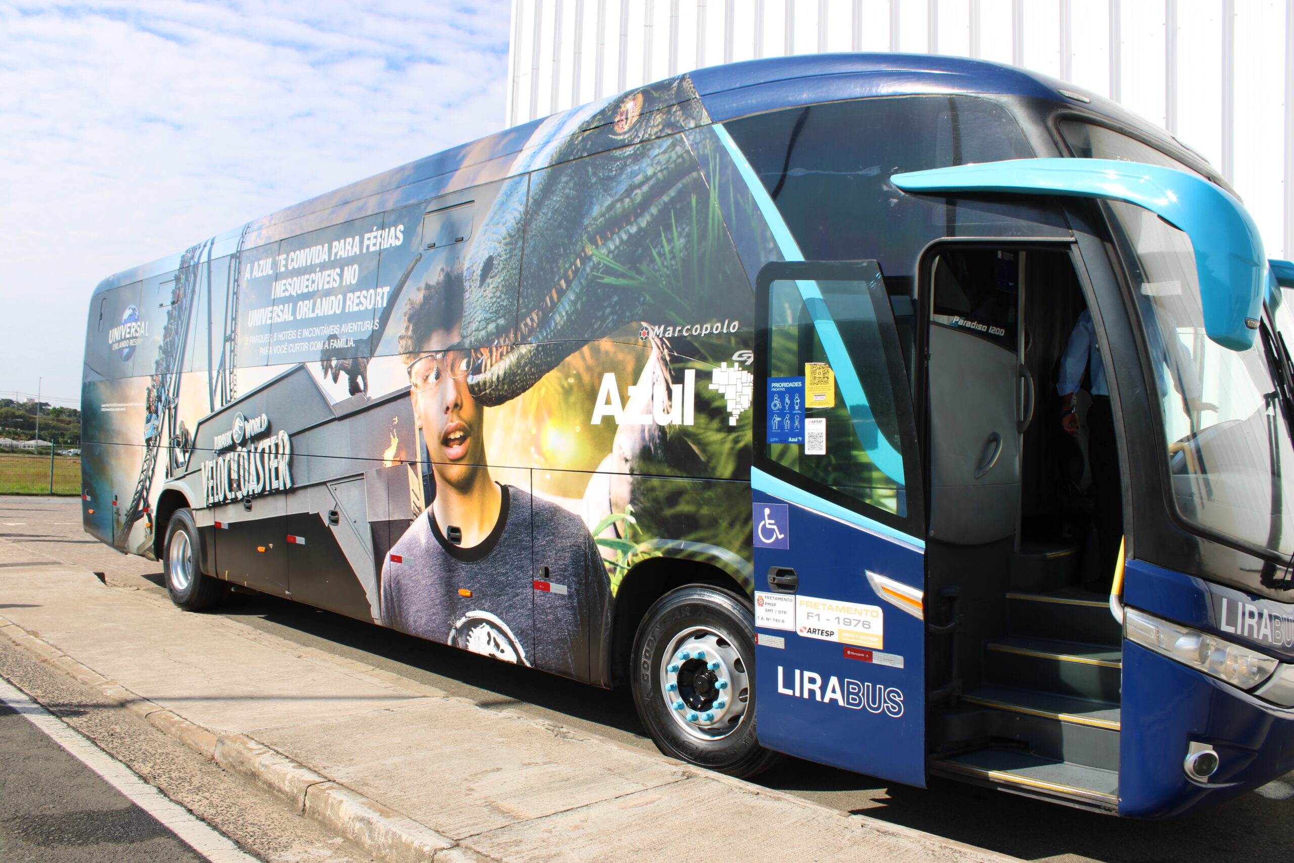 Ônibus temático da Azul na UniAzul Ônibus temático da Azul na UniAzul