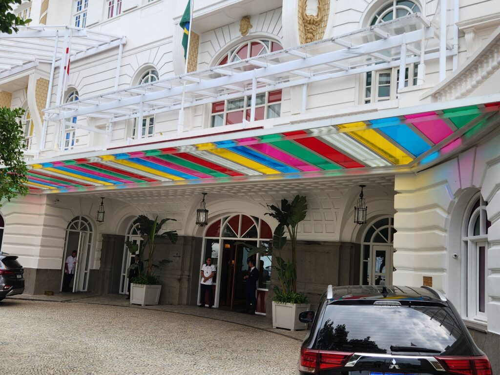 Pérgula do Copacabana Palace com intervenção do artista Daniel Buren