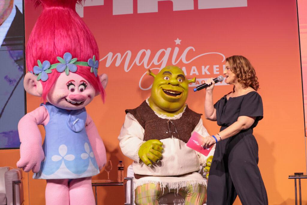 Personagens da Universal Studios Poppy e Shrek com Joice Ferreira, do Magic Blue