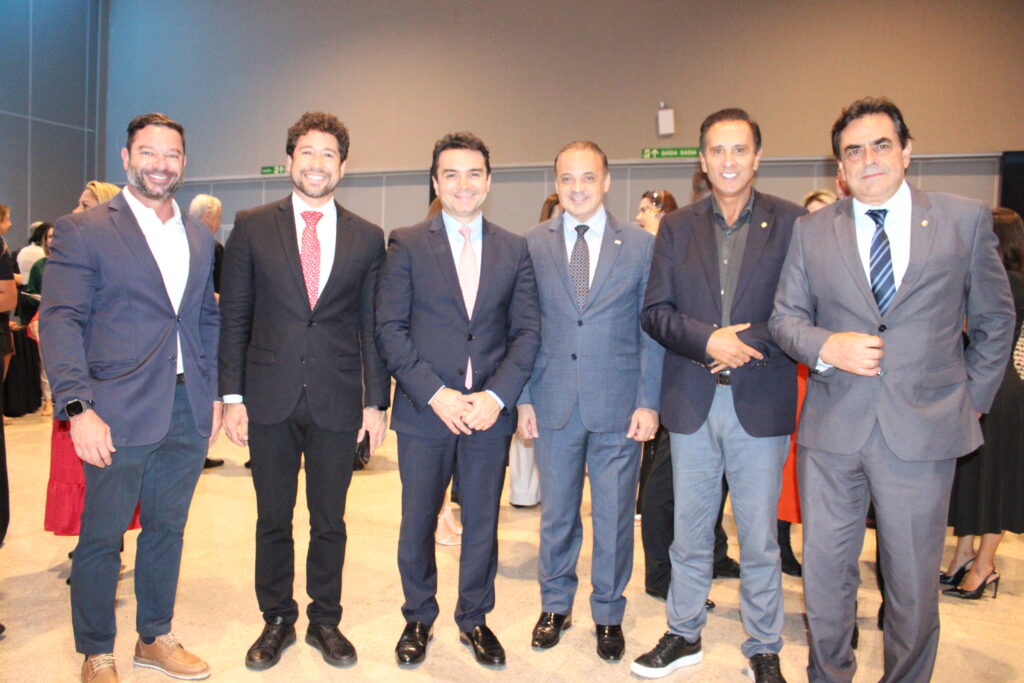 Rafael Luisi, assessor, Patrick Correa, da Riotur, Celso Sabino, ministro do Turismo, Roberto de Lucena, da Setur-SP, e os deputados Carlos Gaguim e Sávio Domingos