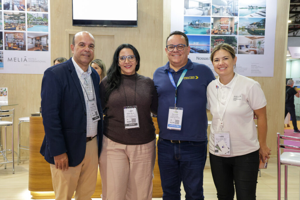 Raul Monteiro e Carolina Quajaro, do Meliã, Davis Santou, da Orinter Tour & Travel, e Maria Carolina, do Turismo de Cuba