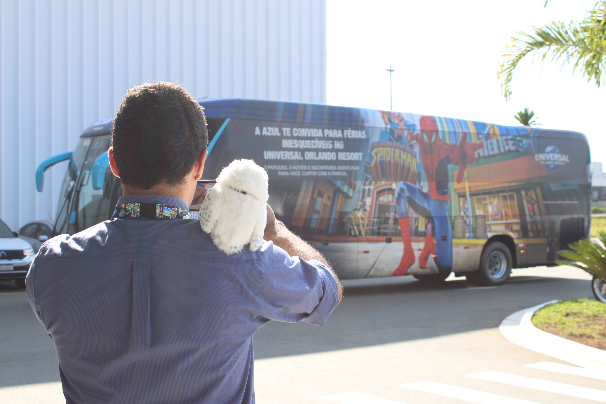Renato Comercial, gerente Comercial da Universal Destinations & Experiences no Brasil, fotografa a chegada do ônibus Renato Comercial, gerente Comercial da Universal Destinations & Experiences no Brasil, fotografa a chegada do ônibus