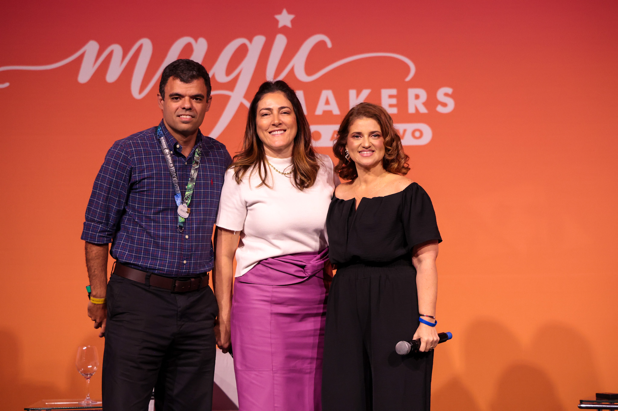 Renato Gonçalves e Gabriella Cavalheiro, da Universal Parks e Joice Ferreira, da Magic Blue