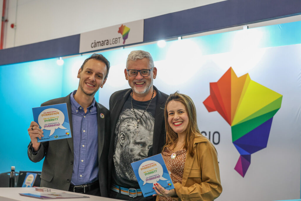 Ricardo Gomes, presidente na Câmara de Comércio e Turismo LGBT do Brasil, entre Bruno Waltrick e Juliana Assumpção, da Abav-SP/Aviesp