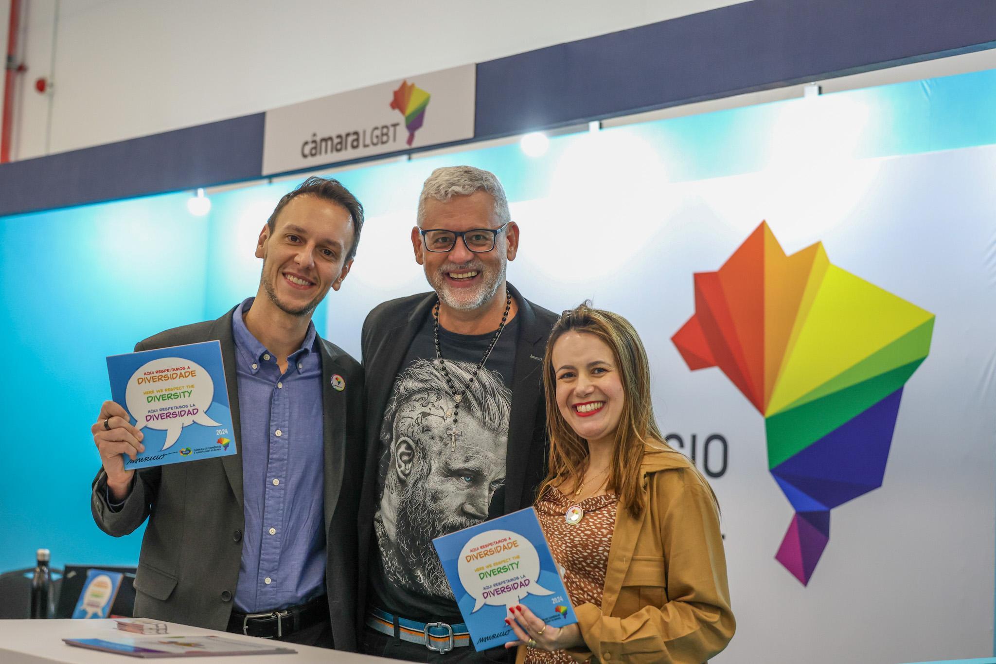 Ricardo Gomes, presidente na Câmara de Comércio e Turismo LGBT do Brasil, entre Bruno Waltrick e Juliana Assumpção, da Abav-SP/Aviesp Ricardo Gomes, presidente na Câmara de Comércio e Turismo LGBT do Brasil, entre Bruno Waltrick e Juliana Assumpção, da Abav-SP/Aviesp