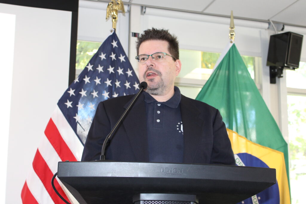 Robin Busse, Chefe do Setor de Vistos do Consulado dos EUA em São Paulo