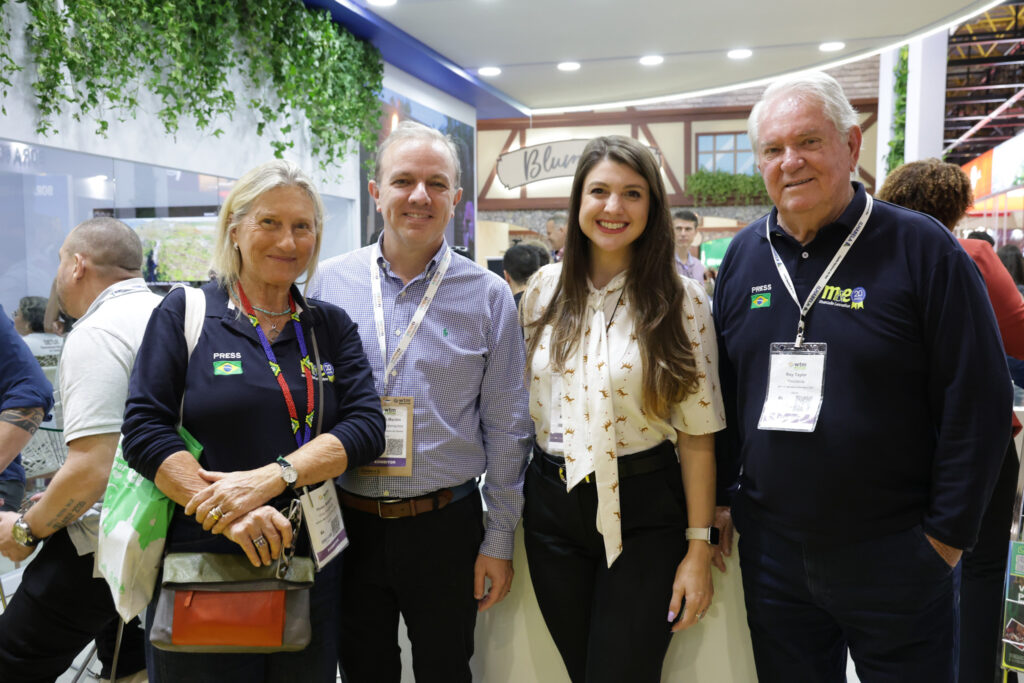 Roda Masgrau e Roy Taylor, do M&E, com Marcelo Martini e Andressa Szekut, da Setur-PR Roda Masgrau e Roy Taylor, do M&E, com Marcelo Martini e Andressa Szekut, da Setur-PR