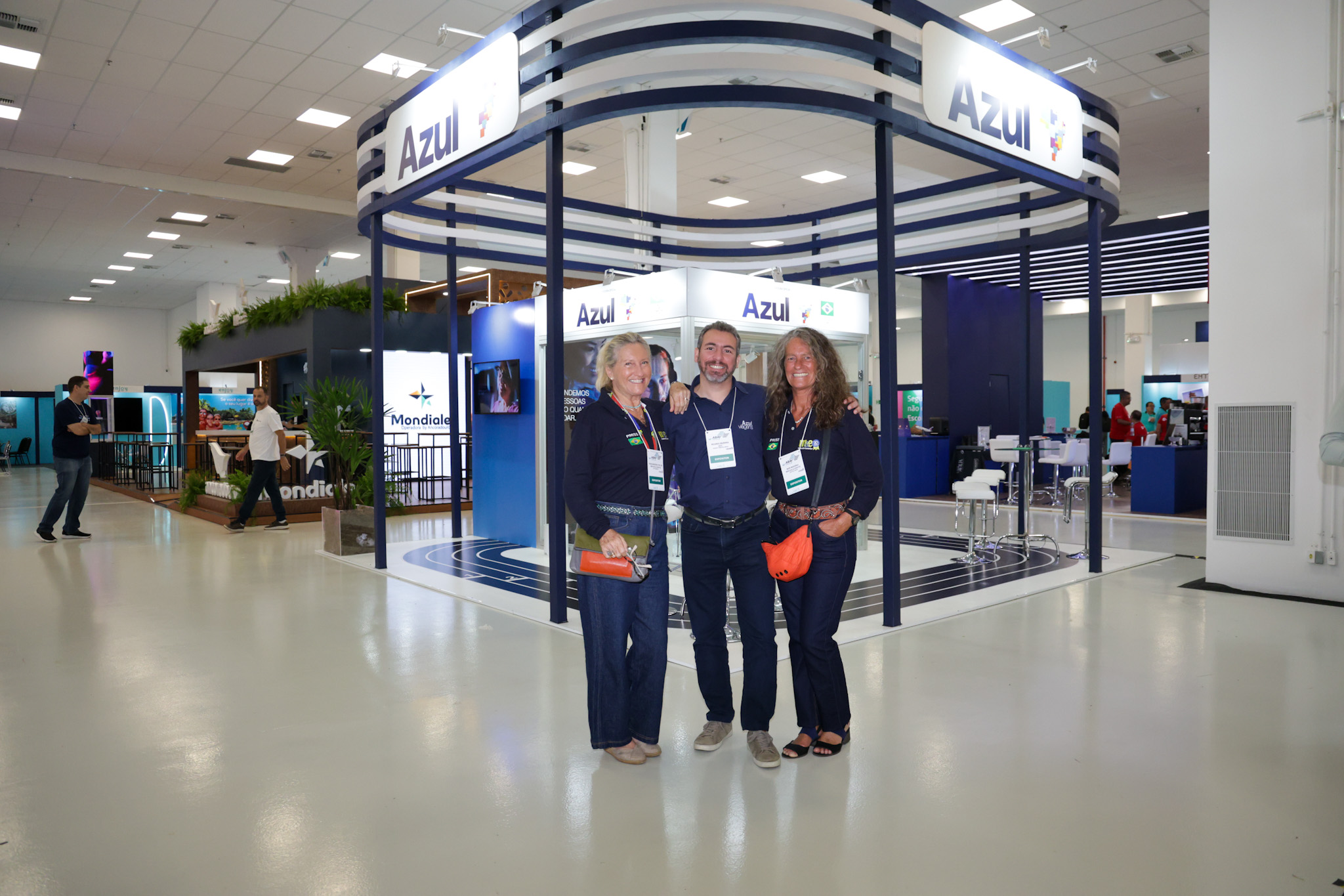 Rosa Masgrau e Mari Masgrau, do M&E, com Ricardo Bezerra, da Azul Viagens Rosa Masgrau e Mari Masgrau, do M&E, com Ricardo Bezerra, da Azul Viagens