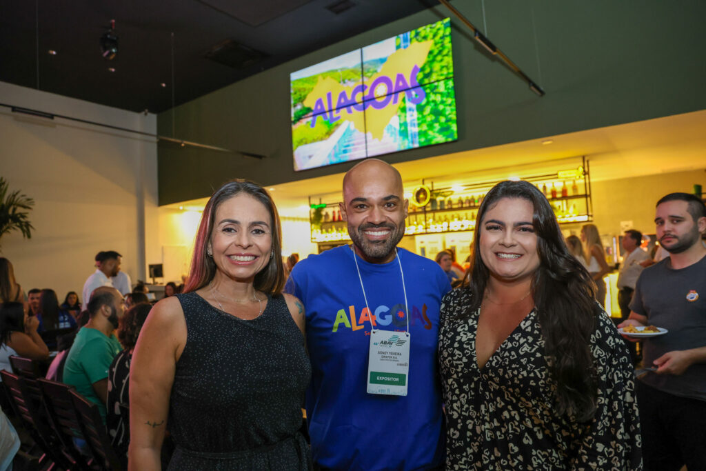 Sidney Teixeira, da Orinter M, entre Carla Rodrigues, da Be Free Travel, e Letícia Moraes, da Le Viagens