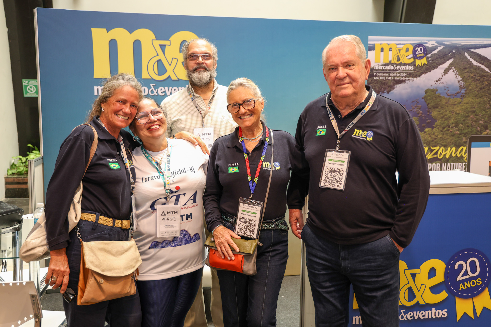 Simone Melore, da Melore Turismo e Marcelo Jones, da Palmitur Turismo com equipe do M&E