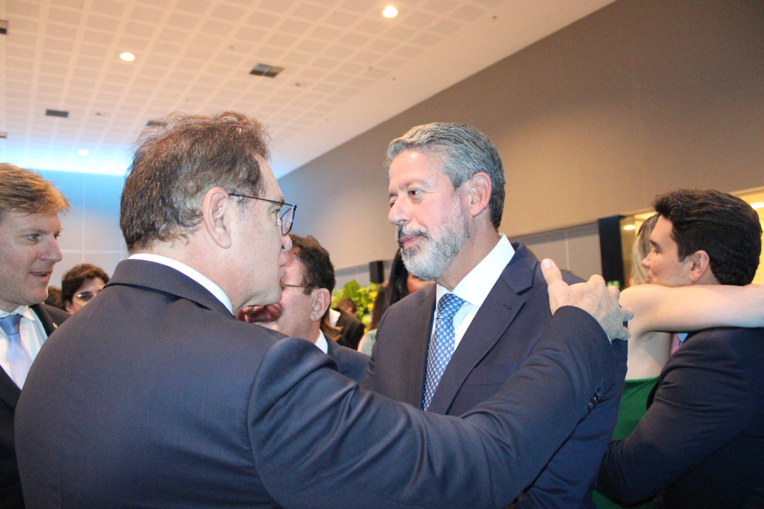 Vinicius Lummertz, do Grupo Wish, cumprimenta Arthur Lira Vinicius Lummertz, do Grupo Wish, cumprimenta Arthur Lira
