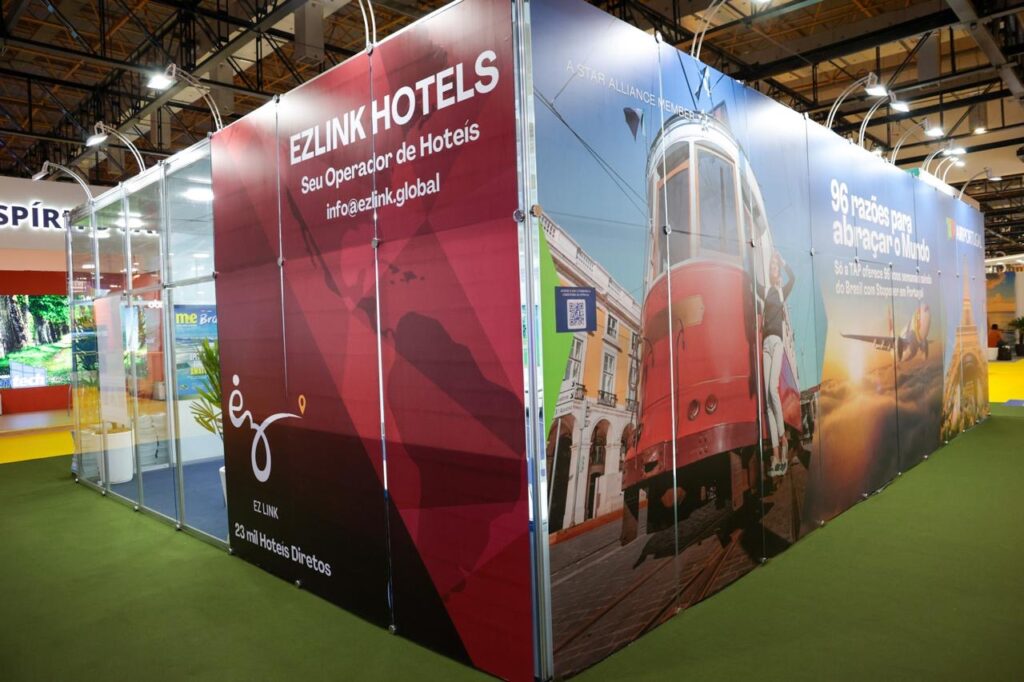 Banner da EZ Link Hotels no estande do M&E Banner da EZ Link Hotels no estande do M&E