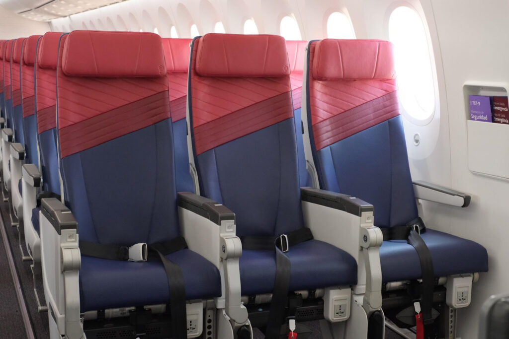 unnamed3 7 Latam revela nova cabine Economy dos novos B787-9s com bluetooth e tela de 12 polegadas