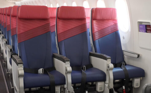 Latam revela nova cabine Economy dos novos B787-9s com bluetooth e tela de 12 polegadas