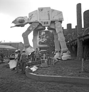 E para os fãs de Star Wars – em 1990, antes da popular atração Star Tours ser inaugurada, a Disney capturou uma imagem única de um impressionante andador de transporte blindado Imperial All-Terrain (AT-AT)
