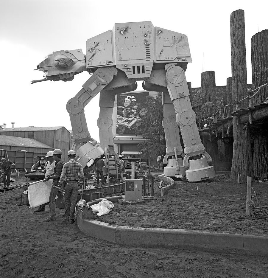 E para os fãs de Star Wars – em 1990, antes da popular atração Star Tours ser inaugurada, a Disney capturou uma imagem única de um impressionante andador de transporte blindado Imperial All-Terrain (AT-AT)