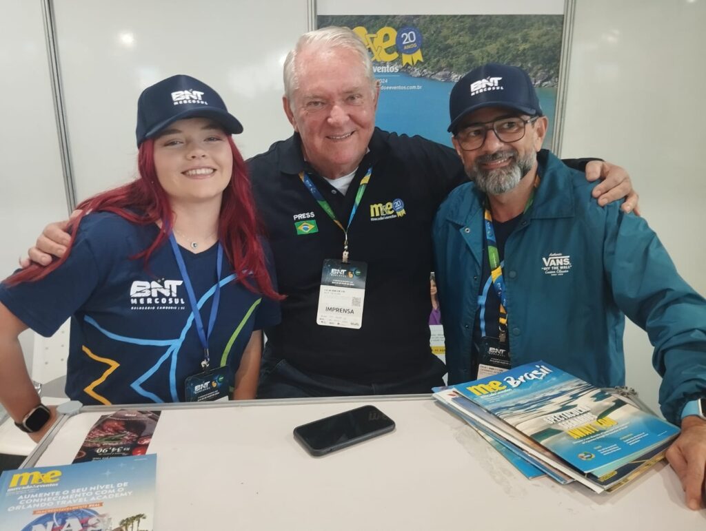 Roy Taylor, do M&E, entre Maria Helena Silva e Geninho Goes, da BNT Mercosul