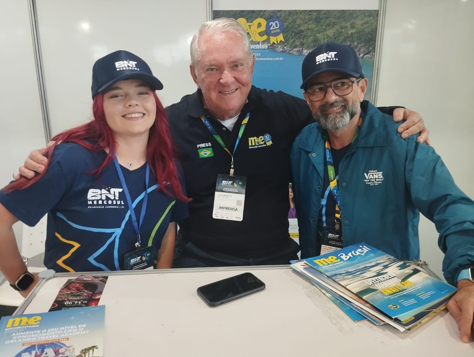 Roy Taylor, do M&E, entre Maria Helena Silva e Geninho Goes, da BNT Mercosul