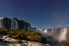 Noite nas Cataratas, passeio noturno no Parque Nacional do Iguaçu, terá novo horário até final de agosto (Nilmar Fernando/Divulgação)