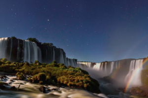 Noite nas Cataratas, passeio noturno no Parque Nacional do Iguaçu, terá novo horário até final de agosto (Nilmar Fernando/Divulgação)