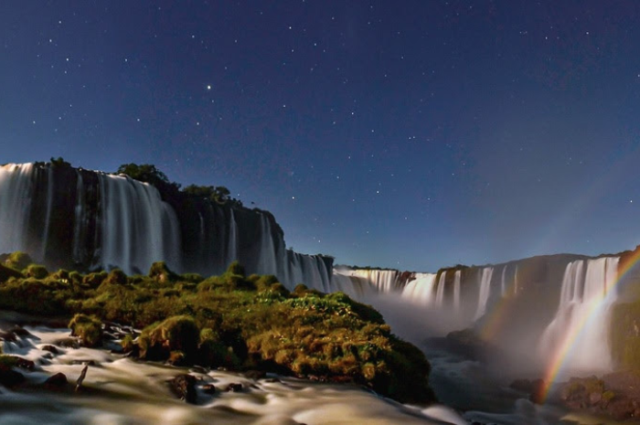 Noite nas Cataratas, passeio noturno no Parque Nacional do Iguaçu, terá novo horário até final de agosto (Nilmar Fernando/Divulgação)