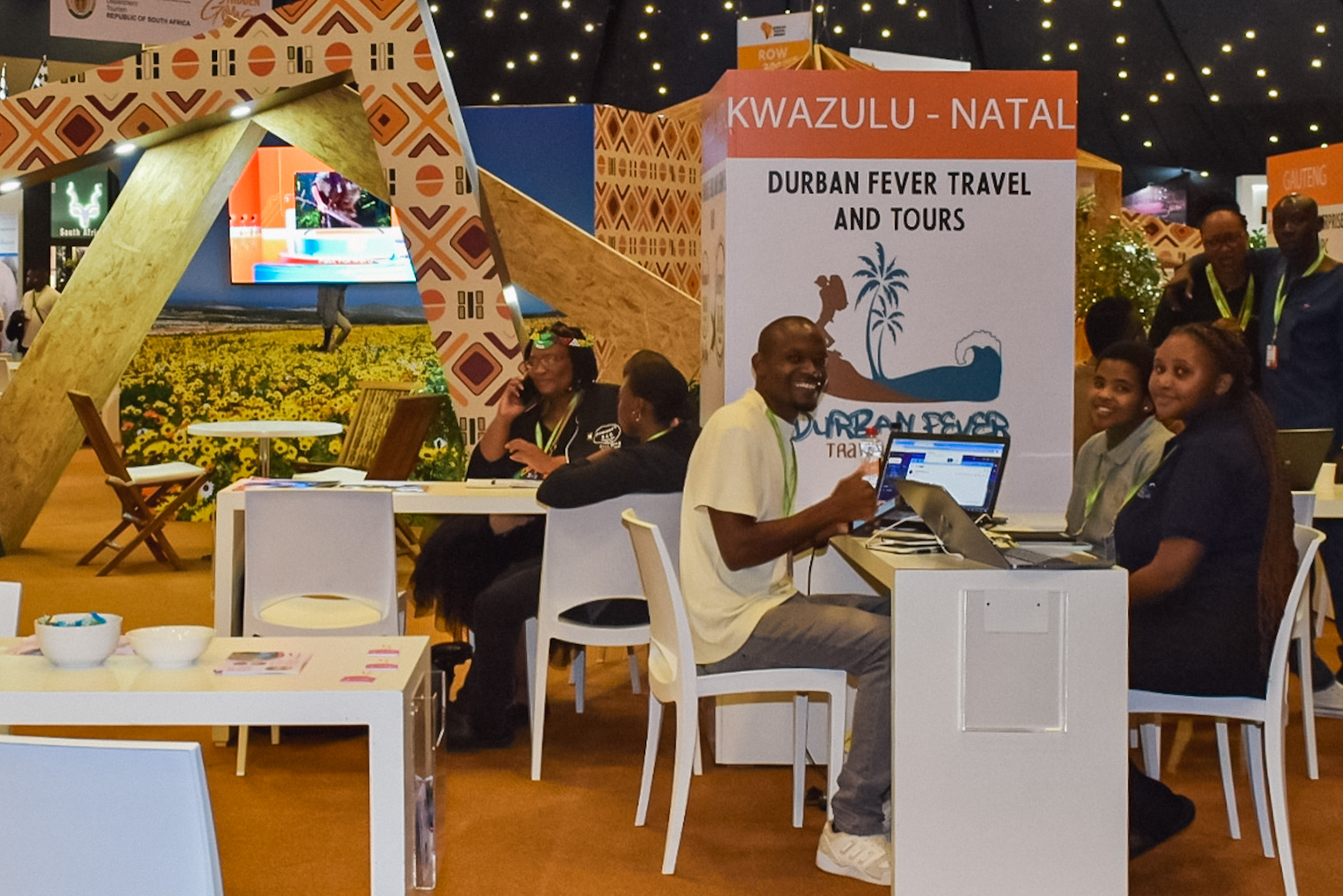 Agência Durban Fever Travel and Tour  em atendimento com clientes