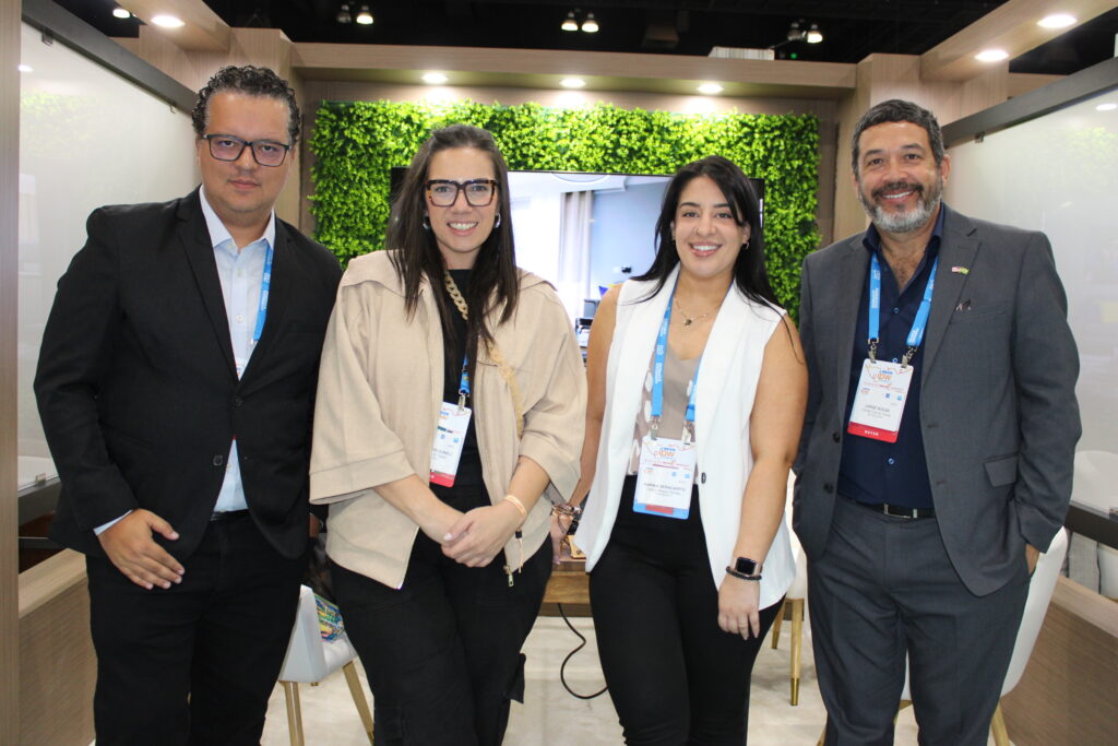 Alberto Baccarin, Giovanna Paulineli e Jorge Souza, da Orinter, com Karina Veracierto, Global Resort Homes