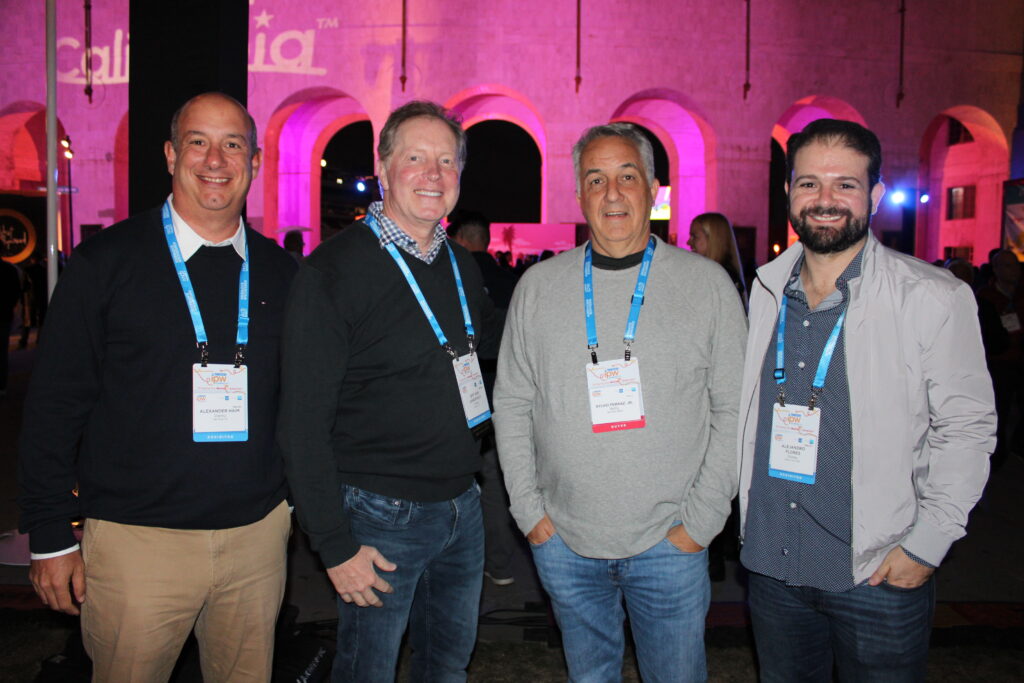 Alexander Haim, Jeff Van Langeveld e Alejandro Flores, da Disney, com Sylvio Ferraz, da BeFly