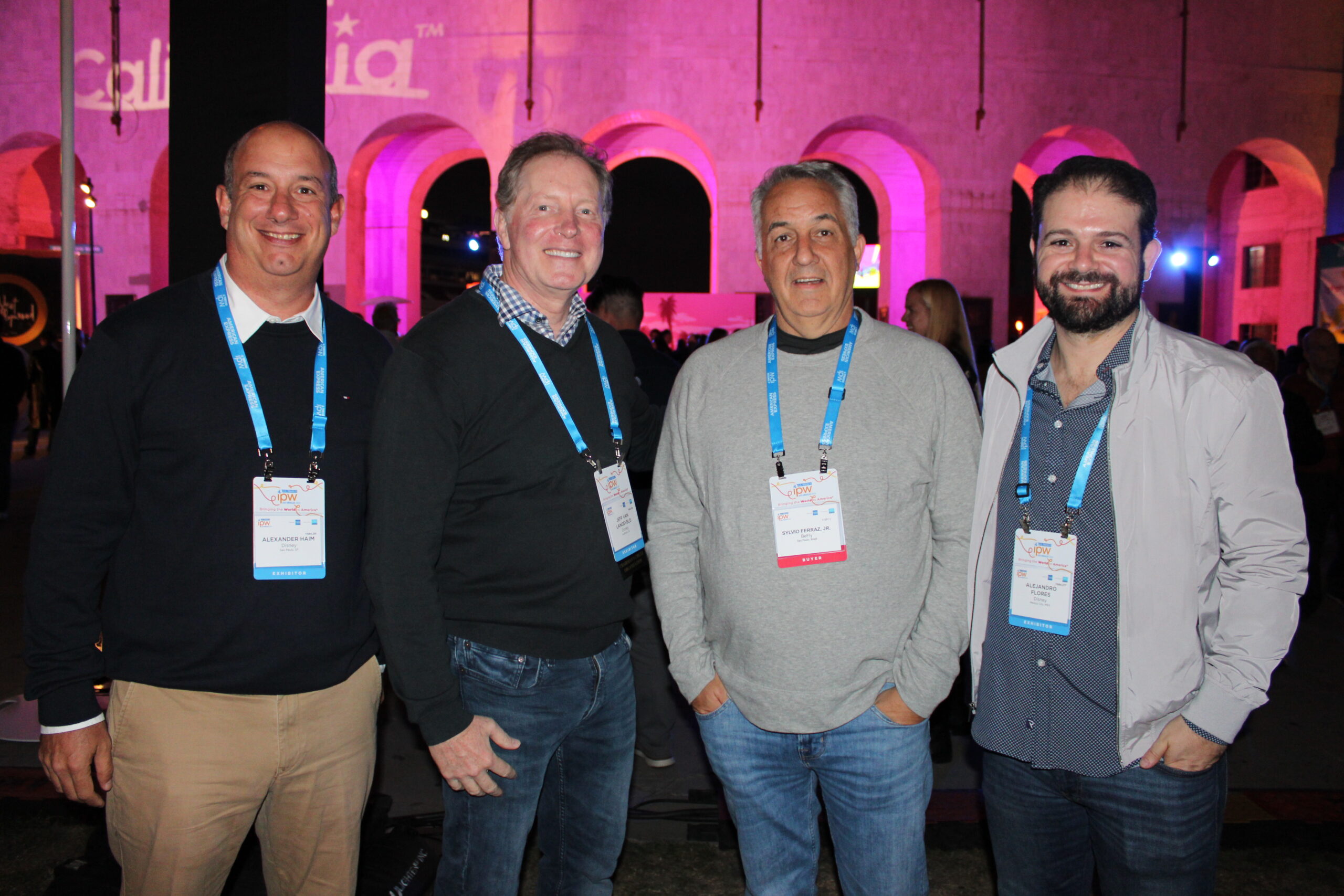 Alexander Haim, Jeff Van Langeveld e Alejandro Flores, da Disney, com Sylvio Ferraz, da BeFly