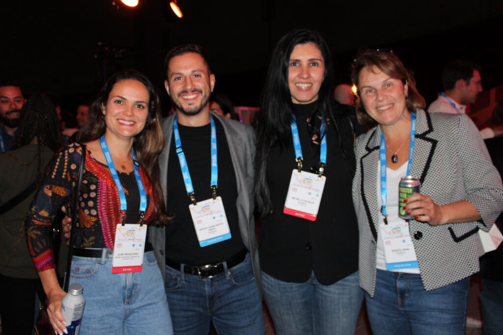 Aline Magalhães, da Global Compass Canada, com Sergio Arias, Michelle Silva e Renata Cenne, da WebBeds