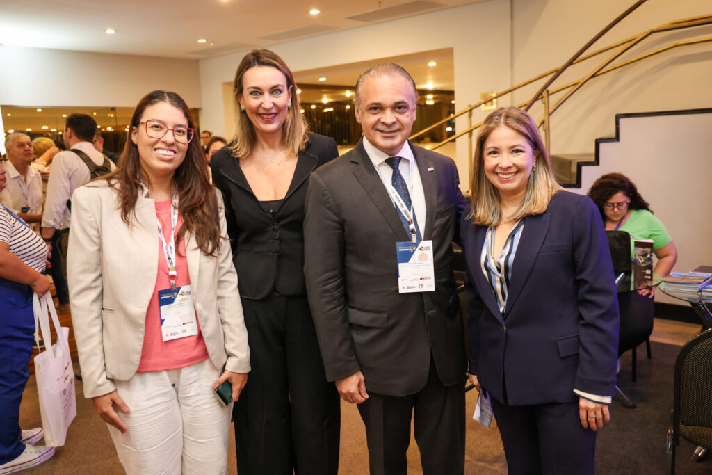 Ana Carolina Medeiros, Luciane Leite e Roberto de Lucena, da Setur-SP, e Ana Carolina, organizadora do Fórum de Turismo 60+