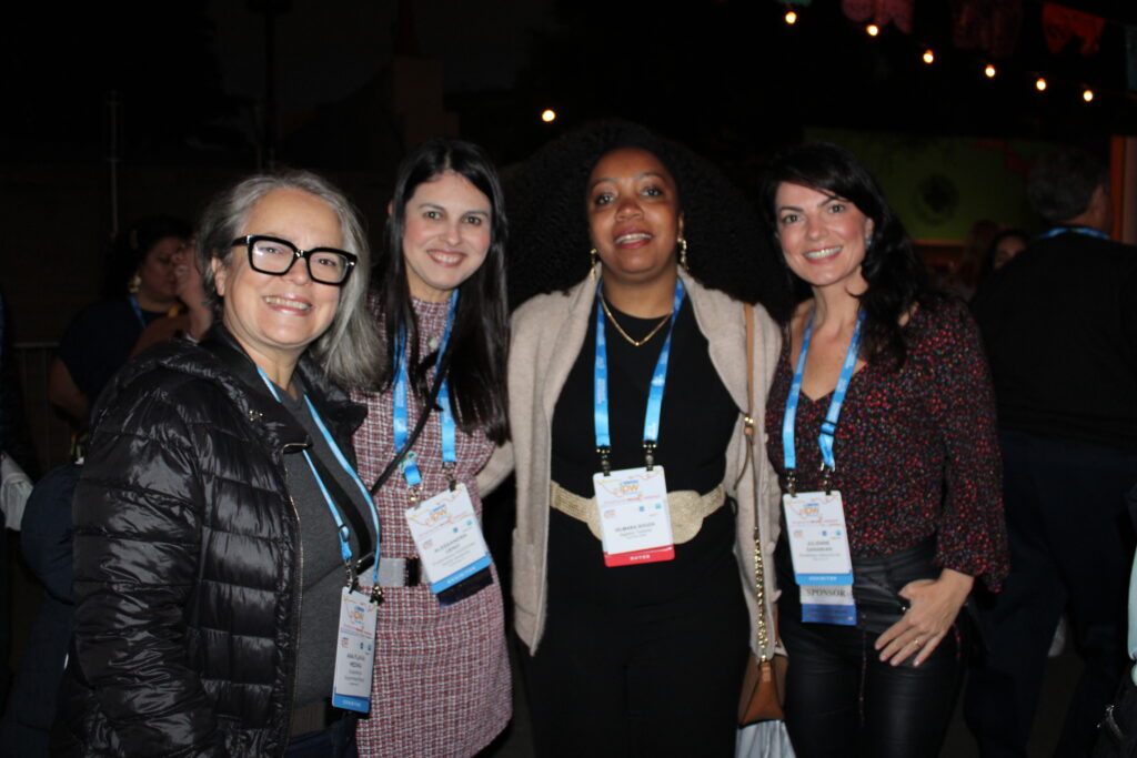 Ana Flavia Medina e Alessandra Ueno, de Kissimmee, Vilmara Souza, da Agaxtur, e Juliana Gananian, da Broadway