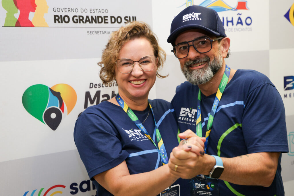 BNT Mercosul: edição histórica de 30 anos recebe mais de 6,3 mil profissionais e 360 marcas 2 Andrezza Negrini do Balneario Camboriu CVB e Geninho Goes diretor da BNT Mercosul 1 BNT Mercosul: edição histórica de 30 anos recebe mais de 6,3 mil profissionais e 360 marcas