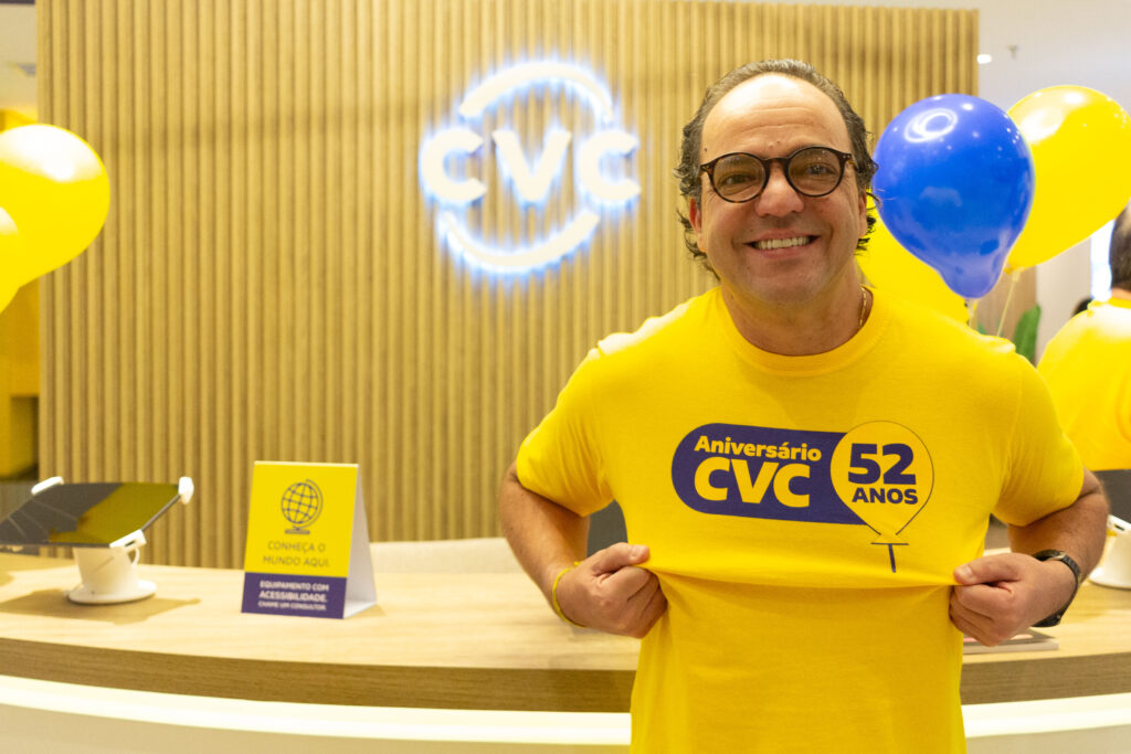 Aniversario cvcIII foto Almir Bonfim Jr CEO Fabio Godinho e diretores da CVC visitam lojas no aniversário de 52 anos