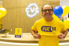CEO Fabio Godinho e diretores da CVC visitam lojas no aniversário de 52 anos