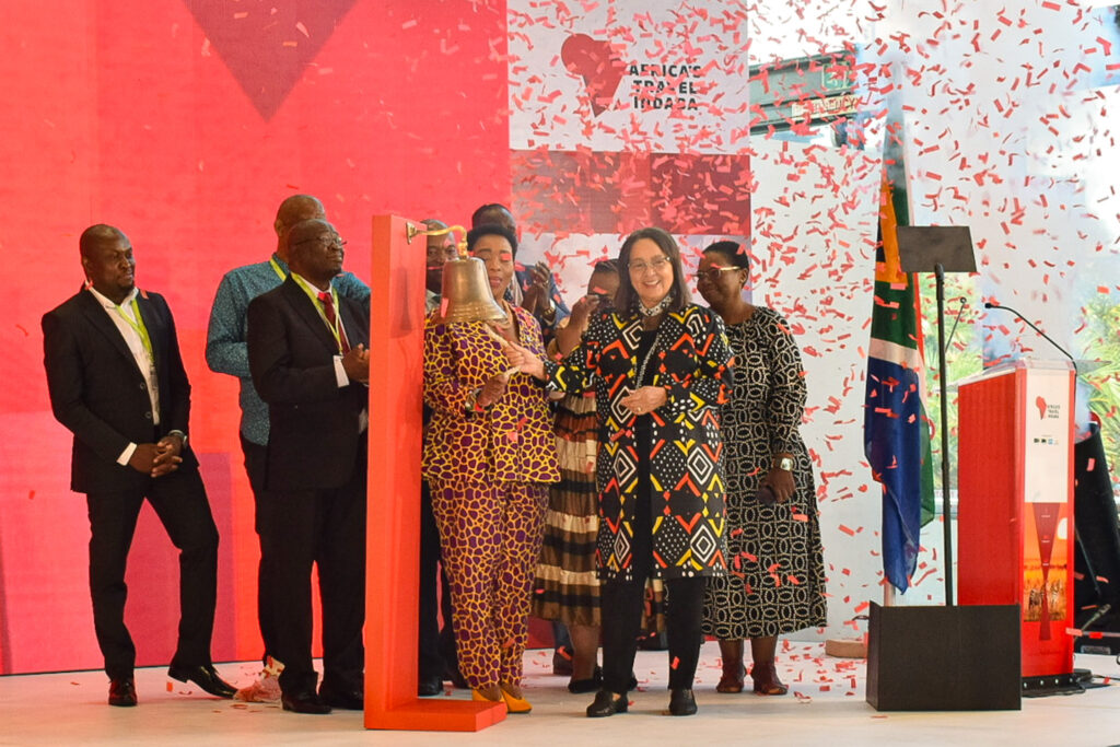 Ao tocar o sino, a ministra do Turismo da África do Sul, Patricia de Lille, oficializou a abertura da Africa’s Travel Indaba
