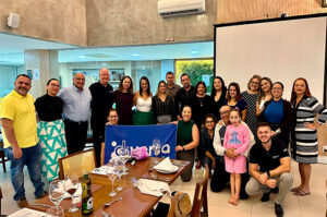 Após o jantar, o staff da Diversa realizou o sorteio de uma vaga no Workshop Brasil, que a operadora realizará em Barra de São Miguel (AL) (Diversa Turismo/Divulgação)