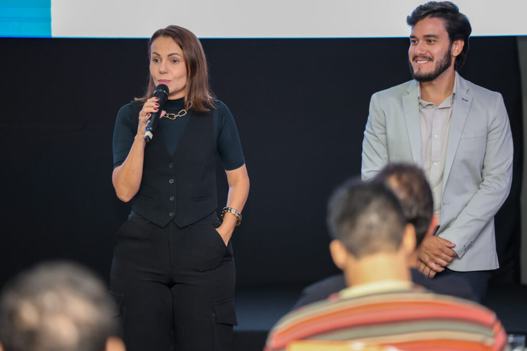 Aryane Borges, do Royal Tulip e Matheus Alves, gerente de eventos do Roy Tulip Alvorada