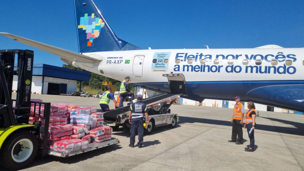 Azul FAB15 Guarulhos Azul realiza primeiro voo humanitário para Canoas (RS) em parceria com a FAB