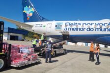 Azul realiza primeiro voo humanitário para Canoas (RS) em parceria com a FAB