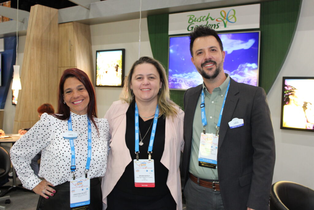 Bruna Balise, da New Age, com Cris Muniz e Leonardo Fortes, do SeaWorld