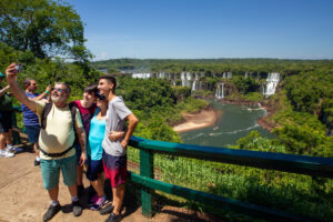 120 nacionalidades passaram pelas Cataratas do Iguaçu nesse último mês (Bruno Bimbato/Divulgação)