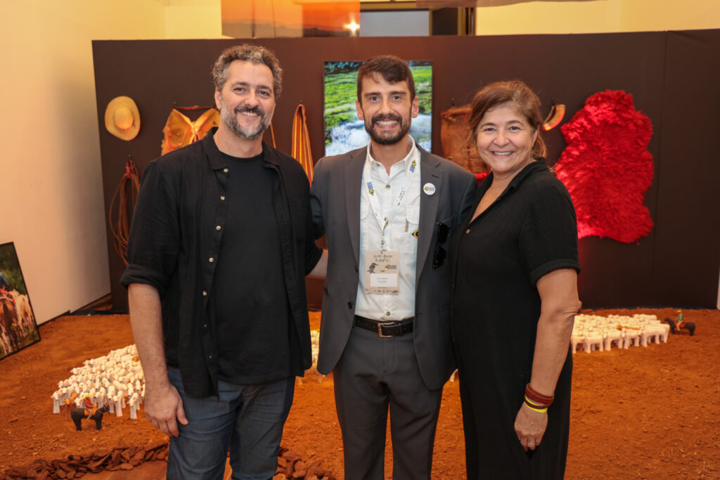 Bruno Kiko Azevedo e Linda Benitez, produtores da experiência, com Bruno Wendling, da Fundtur-MS