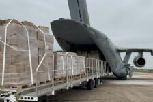 Embraer e FAB colaboram com logística e doações para o Rio Grande do Sul