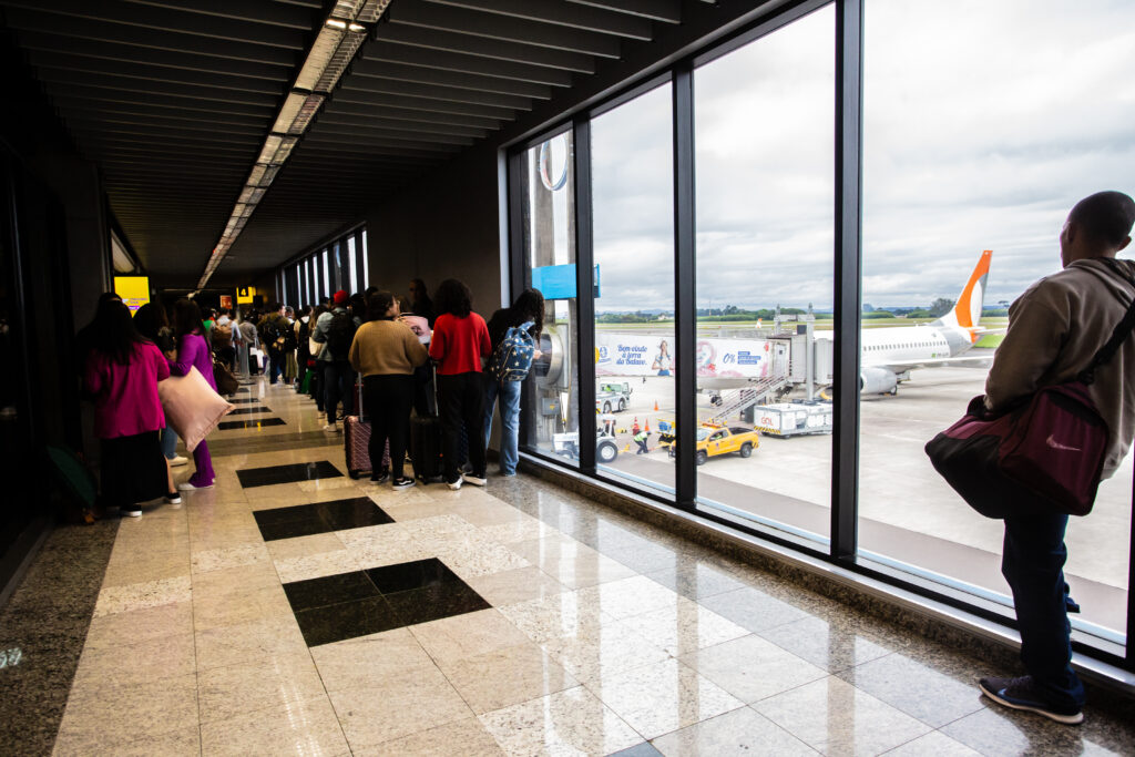 Aeroporto de Curitiba terá mais pousos e decolagens por conta do show da Madonna Aeroporto de Curitiba terá mais pousos e decolagens por conta do show da Madonna