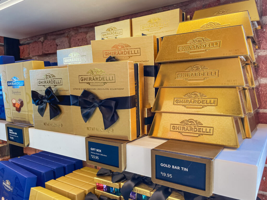 Chocolates e souvenirs estão à venda na loja da Ghirardelli